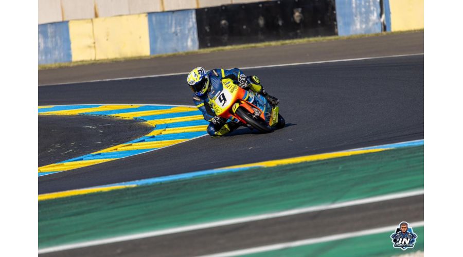 Covering d'une moto de course